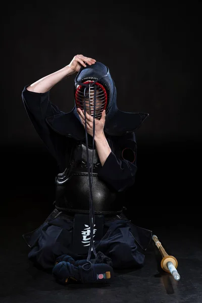 Kendo Fighter Putting Helmet While Sitting Black — Stock Photo, Image