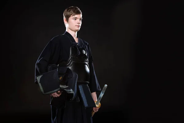 Jovem Segurando Capacete Kendo Espada Bambu Preto — Fotografia de Stock