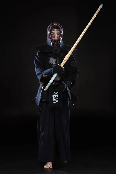 Vista Completa Kendo Fighter Casco Sosteniendo Espada Bambú Sobre Negro — Foto de Stock