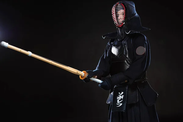Боец Кендо Традиционном Шлеме Держит Бамбуковый Меч Черном — стоковое фото