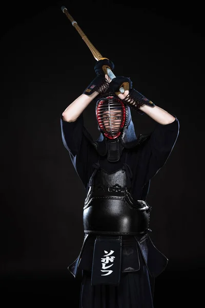 Combattant Kendo Armure Pratiquant Avec Épée Bambou Sur Noir — Photo