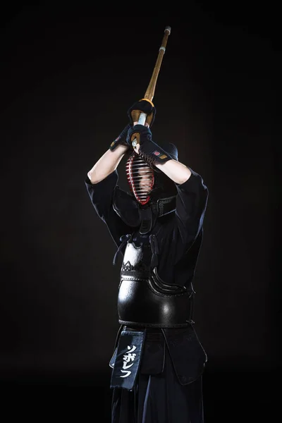 Combatiente Kendo Armadura Practicando Con Espada Bambú Sobre Negro — Foto de Stock