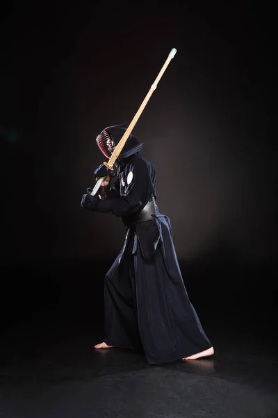 Visão Comprimento Total Lutador Kendo Armadura Praticando Com Espada Bambu — Fotografia de Stock