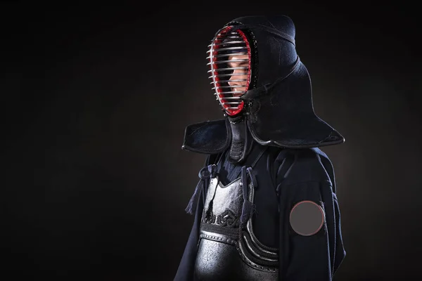 身穿盔甲的剑道战斗机和黑色的传统头盔 — 图库照片