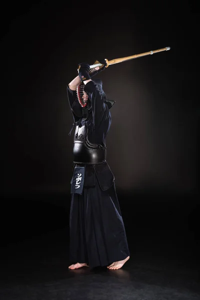 Vista Tutta Lunghezza Del Combattente Kendo Che Pratica Con Spada — Foto Stock