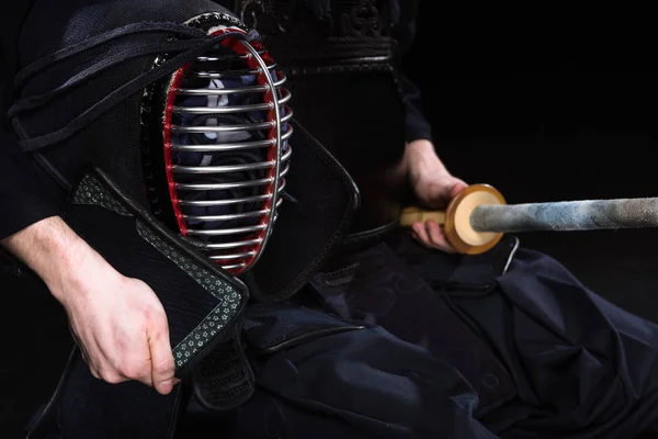 黒のヘルメットと竹の剣を持った剣道戦闘機のトリミング ビュー — ストック写真