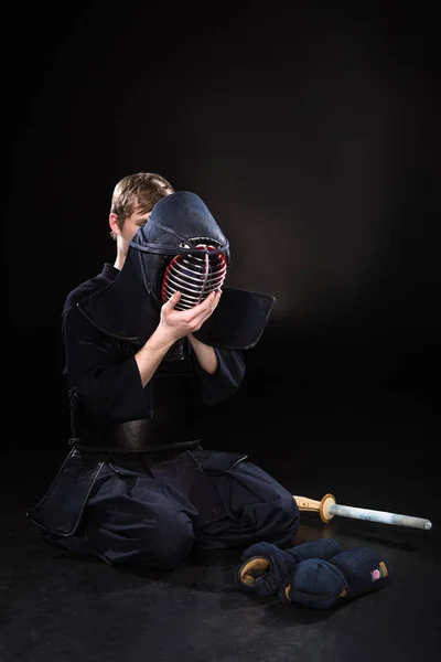Νεαρός Άνδρας Στο Kendo Πανοπλία Τοποθέτηση Στο Κράνος Μαύρο — Φωτογραφία Αρχείου