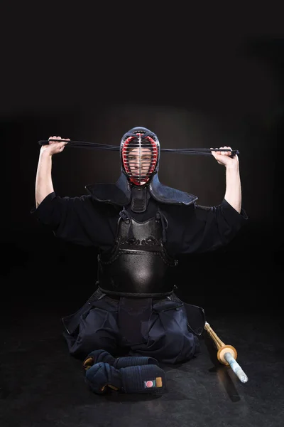 Μαχητής Kendo Πανοπλία Δένοντας Κράνος Μαύρο — Φωτογραφία Αρχείου