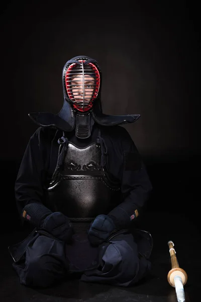 Kendo Luchador Casco Con Espada Bambú Sentado Negro — Foto de Stock