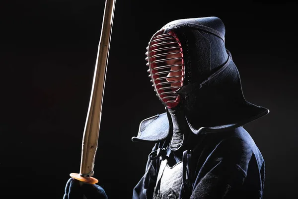 戴头盔的剑第战士拿着竹剑在黑色 — 图库照片
