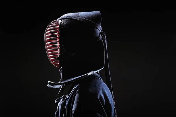 Seitenansicht Des Kendo Kämpfers Traditionellem Helm Auf Schwarz — Stockfoto