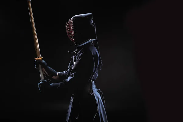 Боковой Вид Кэндо Бойца Традиционном Шлеме Бамбуковым Мечом Черном — стоковое фото