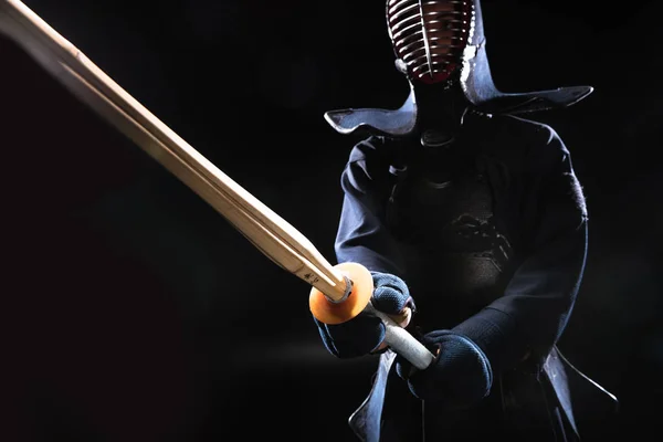 Kendo Lutador Capacete Segurando Espada Bambu Preto — Fotografia de Stock