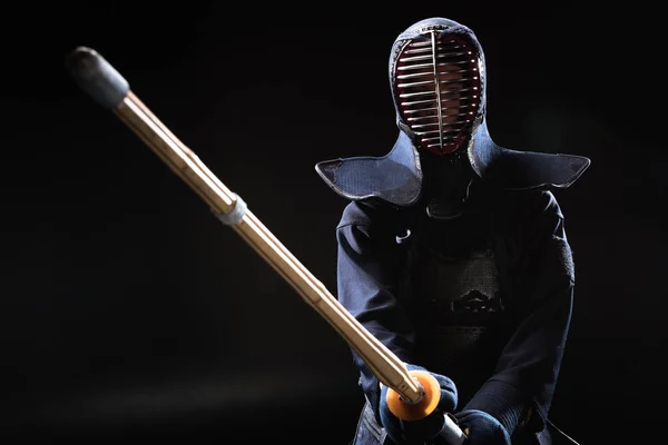 Bojovník Kendo Helmě Drží Meč Bambus Černém Pozadí — Stock fotografie