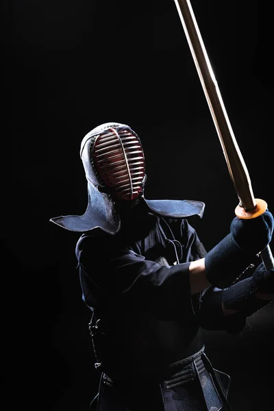 Kendo Kämpfer Rüstung Übt Mit Bambusschwert Auf Schwarz — Stockfoto