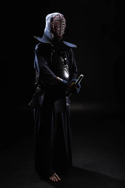 Ganzkörperansicht Des Kendo Kämpfers Helm Mit Bambusschwert Auf Schwarz — Stockfoto