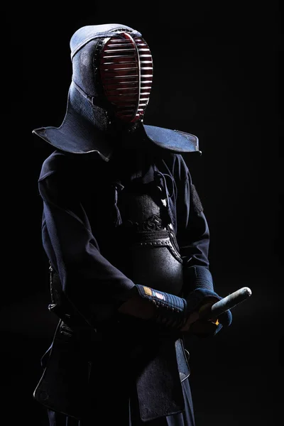 Bojovník Kendo Helmě Drží Meč Bambus Černém Pozadí — Stock fotografie