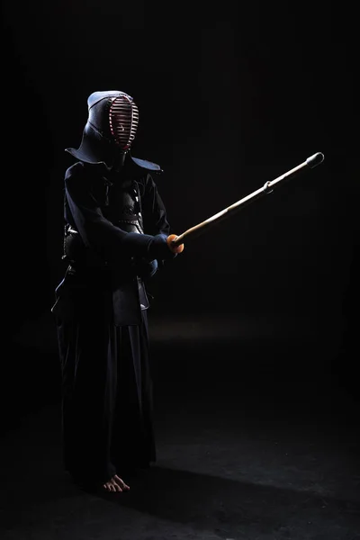 鎧黒の竹刀での練習で剣道の戦闘機の完全な長さ表示 — ストック写真
