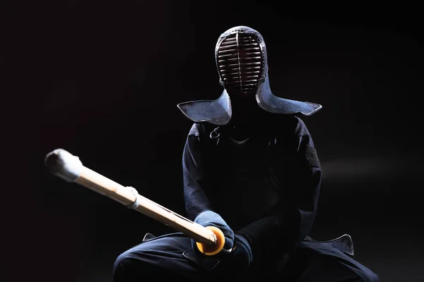 Kendo Combattente Armatura Con Spada Bambù Sul Nero — Foto Stock