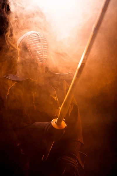 Kendo Lutador Armadura Segurando Espada Bambu Fumaça — Fotografia de Stock