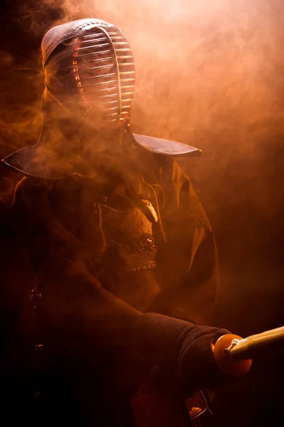 Combattant Kendo Armure Tenant Épée Bambou Fumée — Photo
