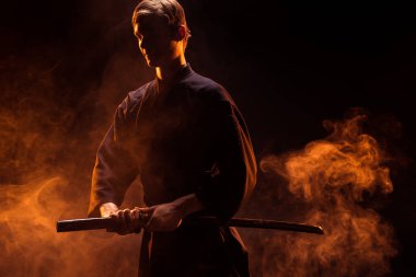 Kimono duman kendo kılıç tutan genç adam