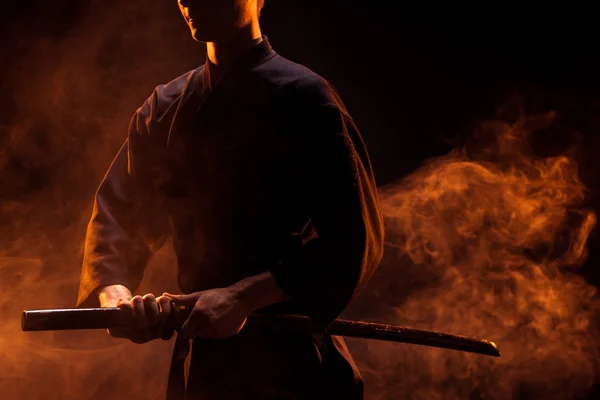 Vista Cortada Jovem Quimono Segurando Espada Kendo Fumaça — Fotografia de Stock