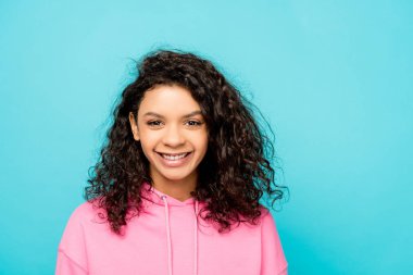 mavi üzerinde izole kamera görünümlü neşeli Afrikalı Amerikalı kız 