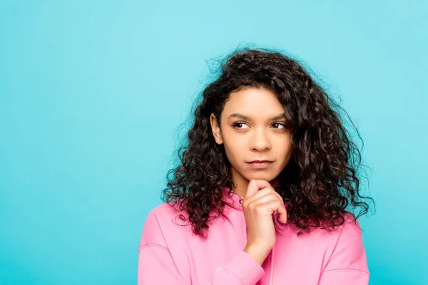 Pensive Afro Amerikaanse Meisje Denken Terwijl Staande Geïsoleerd Blauw — Stockfoto