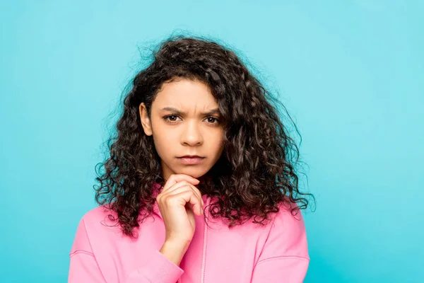Pensativo Afroamericano Chica Pensando Mientras Mira Cámara Aislada Azul —  Fotos de Stock