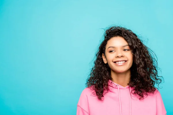 Vrolijke Afro Amerikaanse Meisje Glimlachen Terwijl Staande Geïsoleerd Blauw — Stockfoto