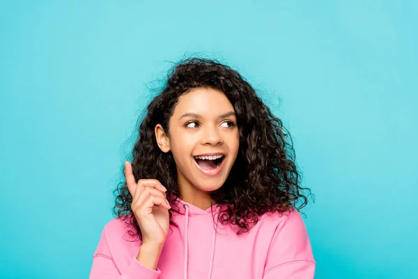 Vrolijke Krullend Afrikaans Amerikaans Meisje Glimlachend Terwijl Gesturing Geïsoleerd Blauw — Stockfoto