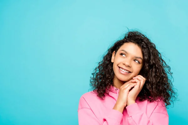 Marzycielski Kręcone African American Girl Uśmiechnięty Stojąc Białym Tle Niebiesko — Zdjęcie stockowe