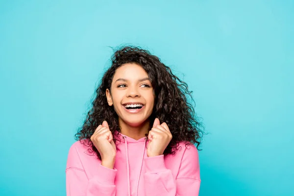 Curly Afro Amerikaanse Meisje Glimlachen Terwijl Gesturing Geïsoleerd Blauw — Stockfoto