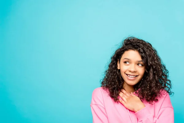 ブルーに孤立した夢のように美しいアフリカ系アメリカ人の女の子 — ストック写真