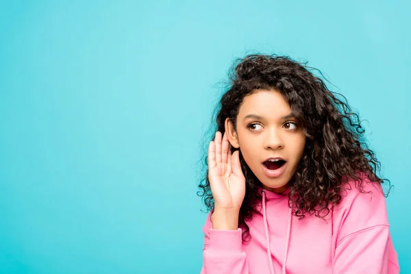 Conmocionado Rizado Africano Americano Chica Tocando Oreja Aislado Azul —  Fotos de Stock