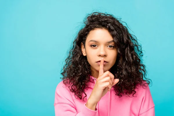 Mooie Krullend Afrikaans Amerikaans Meisje Toont Hush Sign Geïsoleerd Blauw — Stockfoto