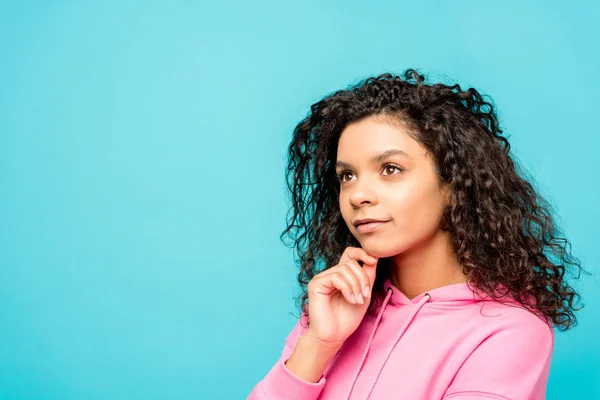 Pensive Curly Afro Amerikaanse Jonge Vrouw Staande Geïsoleerd Blauw — Stockfoto