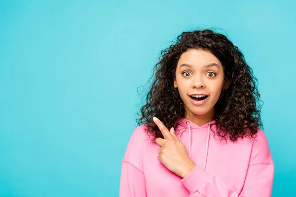 Surpreso Encaracolado Afro Americano Mulher Apontando Com Dedo Isolado Azul — Fotografia de Stock