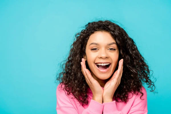 Vrolijke Krullend Afro Amerikaanse Vrouw Lachen Geïsoleerd Blauw — Stockfoto