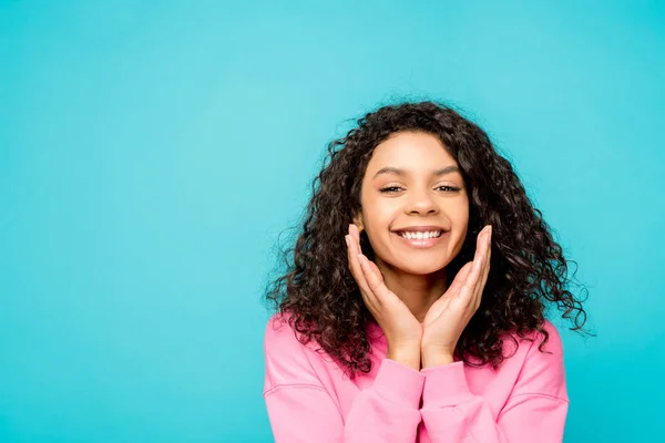 Vrolijke Krullend Afro Amerikaanse Vrouw Glimlachend Geïsoleerd Blauw — Stockfoto