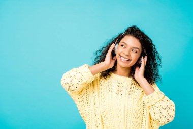 mavi üzerinde izole kulaklık müzik neşeli kıvırcık Afrikalı Amerikalı kız