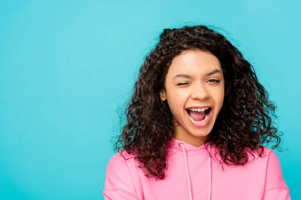 Alegre Encaracolado Afro Americano Menina Piscando Olho Isolado Azul — Fotografia de Stock