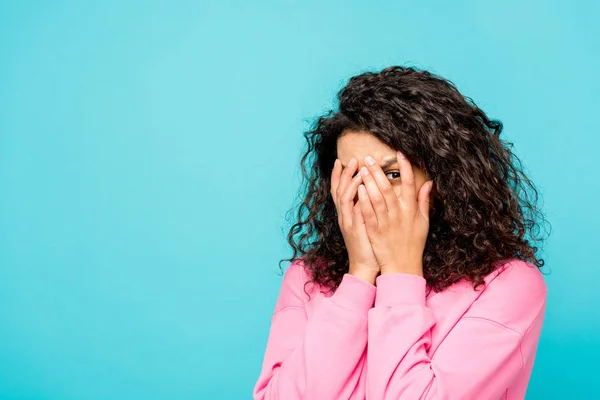 Lockiges Afrikanisches Mädchen Versteckt Gesicht Isoliert Auf Blauem Grund — Stockfoto