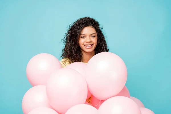 Boldog Göndör Afro Amerikai Lány Közelében Rózsaszín Léggömbök Elszigetelt Kék — Stock Fotó
