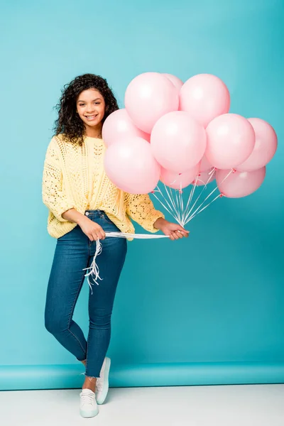 Attraktiv Afrikansk Amerikansk Flicka Som Innehar Rosa Luft Ballonger Blå — Stockfoto