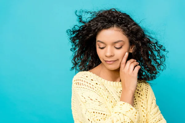 Aantrekkelijke Afro Amerikaanse Jonge Vrouw Aanraken Gezicht Terwijl Staande Met — Stockfoto