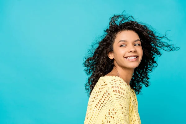 Mooie Krullend Afro Amerikaanse Vrouw Glimlachend Geïsoleerd Blauw — Stockfoto