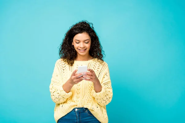 Hermosa Mujer Americana Rizada Africana Sonriendo Mientras Utiliza Teléfono Inteligente —  Fotos de Stock