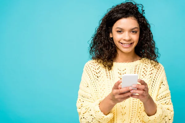 Bonita Encaracolado Africano Americano Mulher Sorrindo Usar Smartphone Isolado Azul — Fotografia de Stock